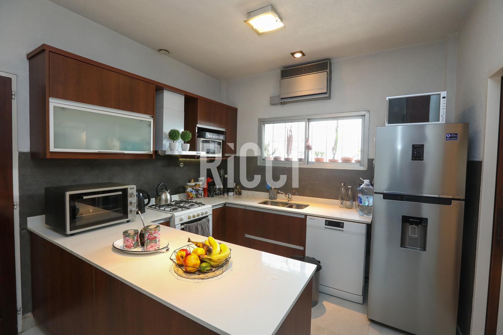 Foto Casa en Venta en Cooperarios, Quilmes Oeste Casa de 4 ambientes en Venta, apto credito con piscina climatizada  Quilmes Oeste, 