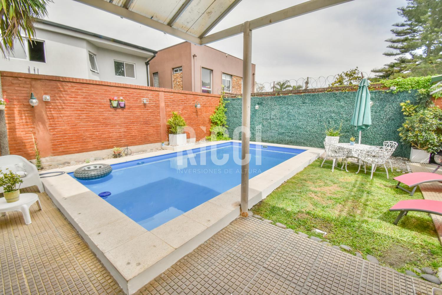 Foto Casa en Venta en Los Cedros, Quilmes Oeste Casa en Venta 5 ambientes con pileta Barrio Los Cedros Quilmes Oeste 